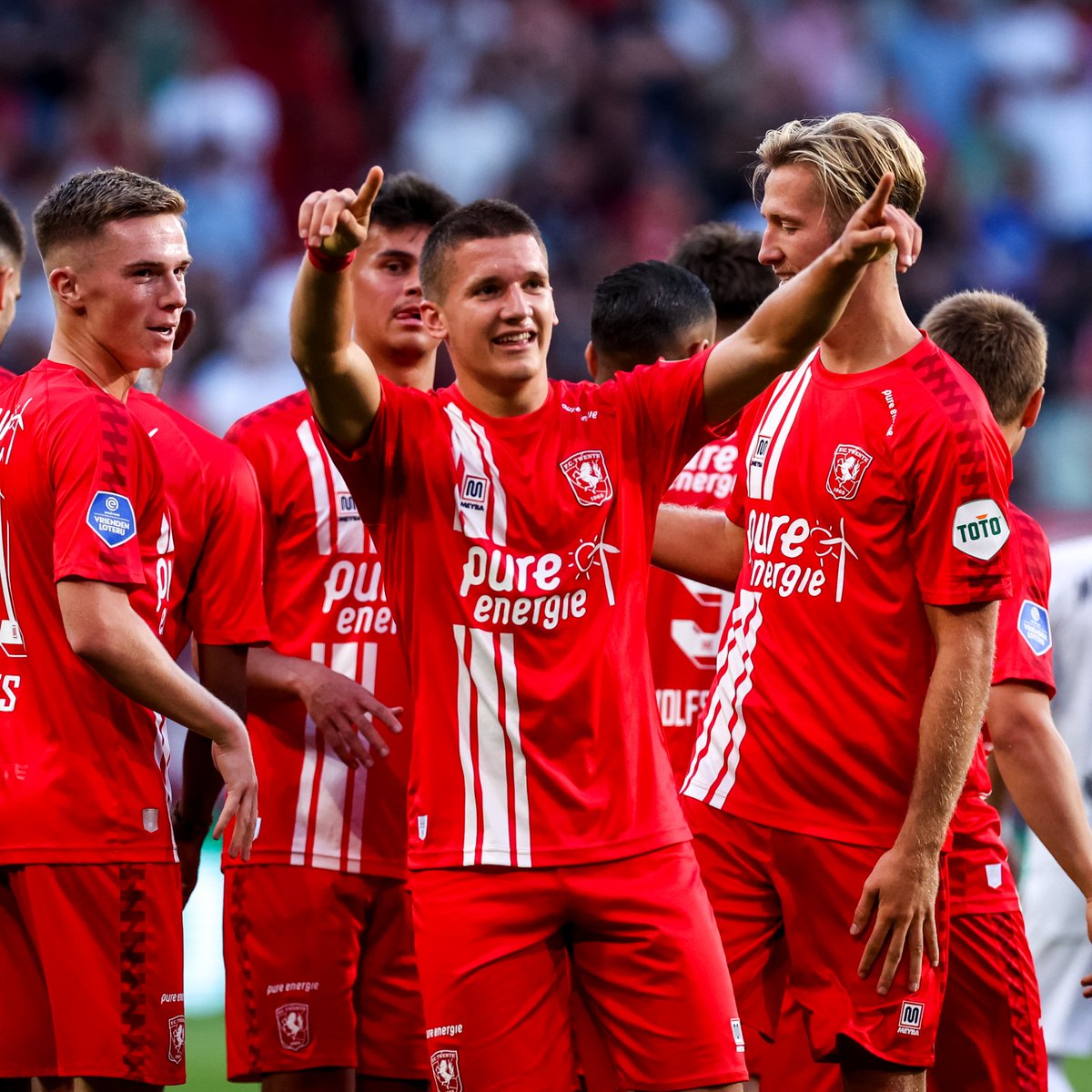 ExpressFutbolCL's tweet photo. Christos Tzolis (20|🇬🇷) hace su estreno en las redes y marca un DOBLETE en la goleada del Twente sobre Čukaricki en la UEFA Conference League (4-1).

⭐️El joven griego llegó a préstamo desde Norwich City y busca reencontrarse con su mejor versión.

⚠️Liga ideal para el heleno. https://t.co/0jl03eKREP