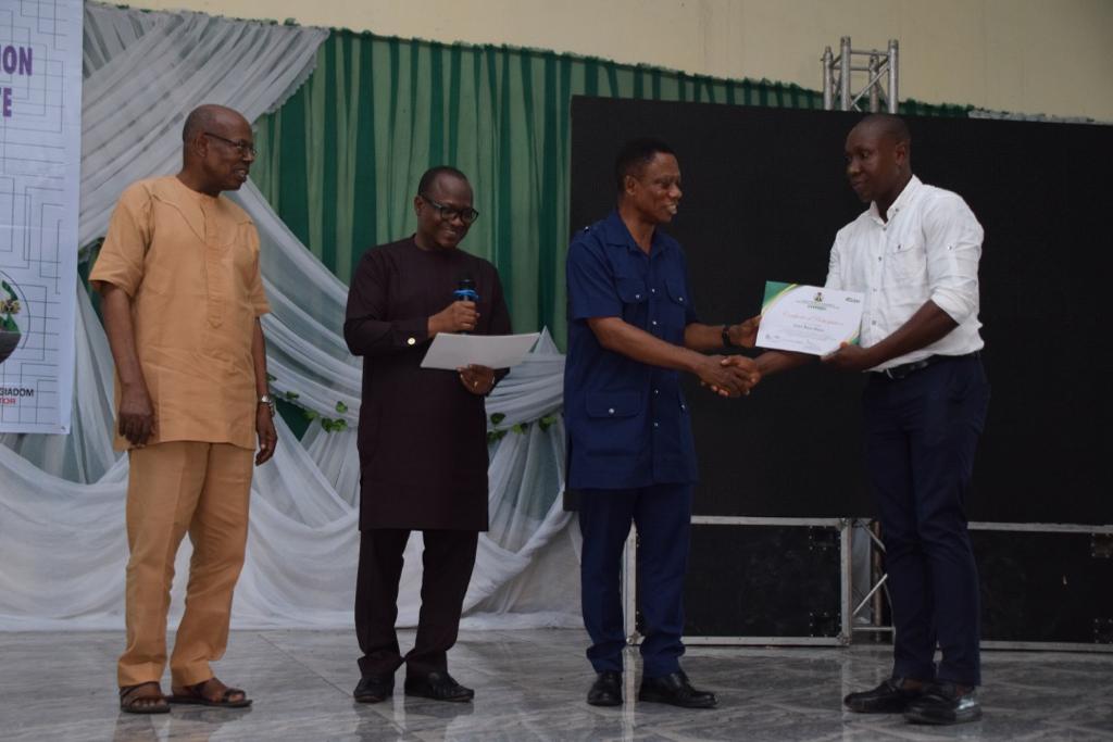 HYPREPNigeria's tweet photo. HYPREP holds seminar to dissuade Ogoni youths from illegal oil bunkering and re-pollution of remediated sites. The event which held at Tai Council Secretariat was used to present certificates to over 800 workers trained in Basic Remediation Techniques and HSE.@FMEnvng https://t.co/Rt2xx7fAMN