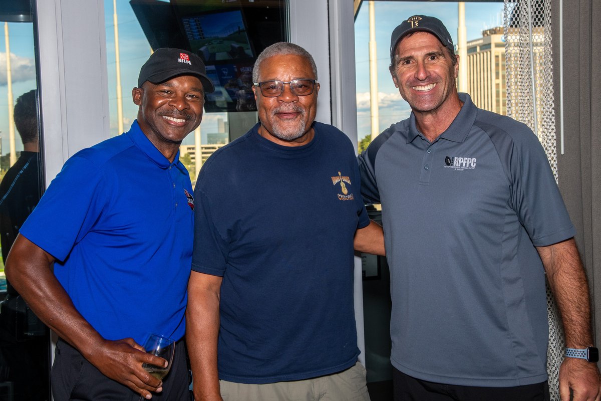 NFLPAFmrPlayers's tweet photo. .@chicagorpfpc is always ready to have a good time. Thank you to this crew for a great Chicago Chapter meet up 🔥 #NFLPAFraternity https://t.co/SWt26gA5wD