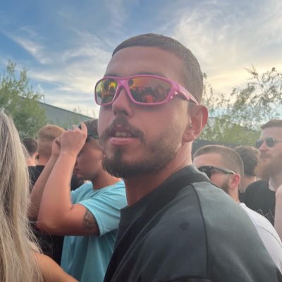 joeeey18's tweet photo. #NewProfilePic the best goggles ever https://t.co/ILgxFIO0AG
