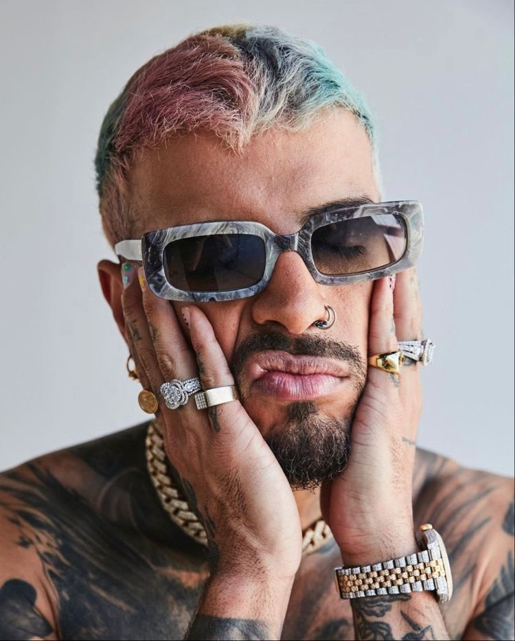 Rauw Alejandro cantante, bailarin, modelo, actor, tiene su propia merch y a sacado su propio licor, hay algo que no sepa hacer este hombre?