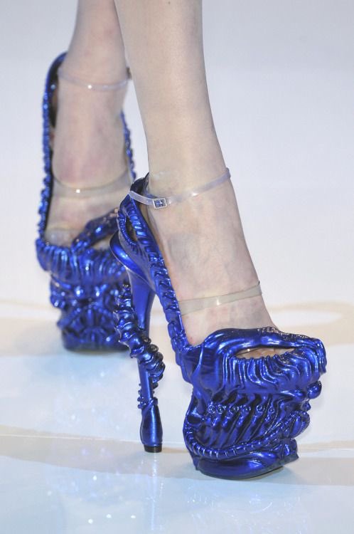 highendhomo's tweet photo. alien heels @ alexander mcqueen ss10 https://t.co/qy8hsU9Y0O