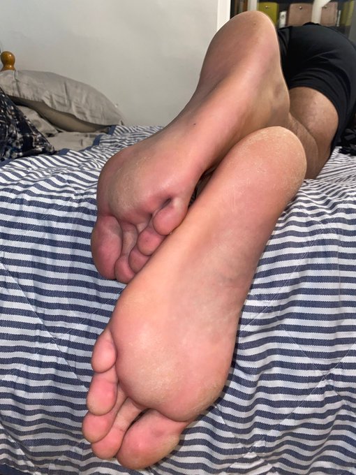 Tired after a long working day. A nice massage to end the day?  Rt &amp; dm!!  #bigfeet @feetlover10my @_feetlover_<a href="/tag/bigfeet"class="tags"><span>#bigfeet</span></a>