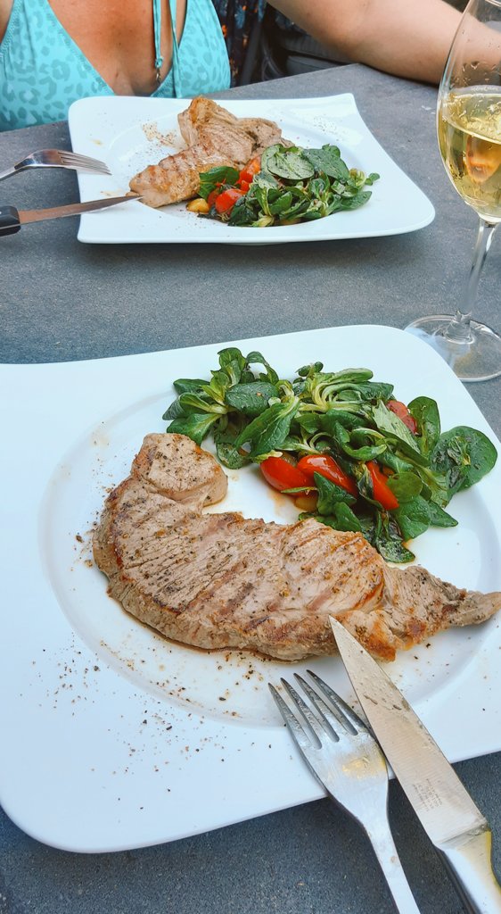 BraekelVon's tweet photo. #Boooh uitmuntende vegetarische Griekse salade.
Gaat héél goed met een lamsboutplak van de bbq.👍👍😋 https://t.co/zCoA2hG3ok