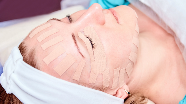 Face taping has gone viral, but is there any legitimacy to it? 🤷‍♀️

Let's find out!

…fordermatologyandlaserskinsurgery.com/skin-care/face…