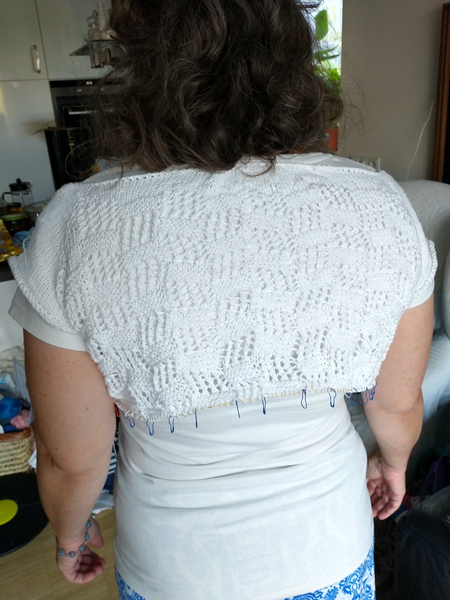 A new summershirt in the making. I do love the wonky-ness of it. #knittingismagic #myneedleismywand
#knittingfreedom
#designyourownclothing