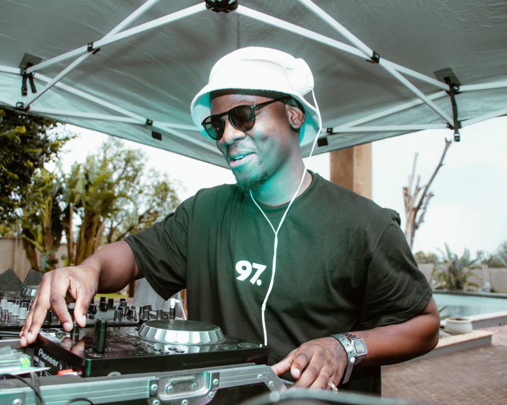 StatsCCM's tweet photo. As we anticipate the return of LondonPitori, here’s some of our favourite moments from the instalment! 

Tickets are available at Dirty Lolli Wonderpark, Sneaky Clean Hatfield or online👇🏽👇🏽👇🏽

https://t.co/L9HMw1rGJk

Be there or be told 🤞🏾

#LondonPitori27August #ChasingSunsets https://t.co/G6mey1hRCi