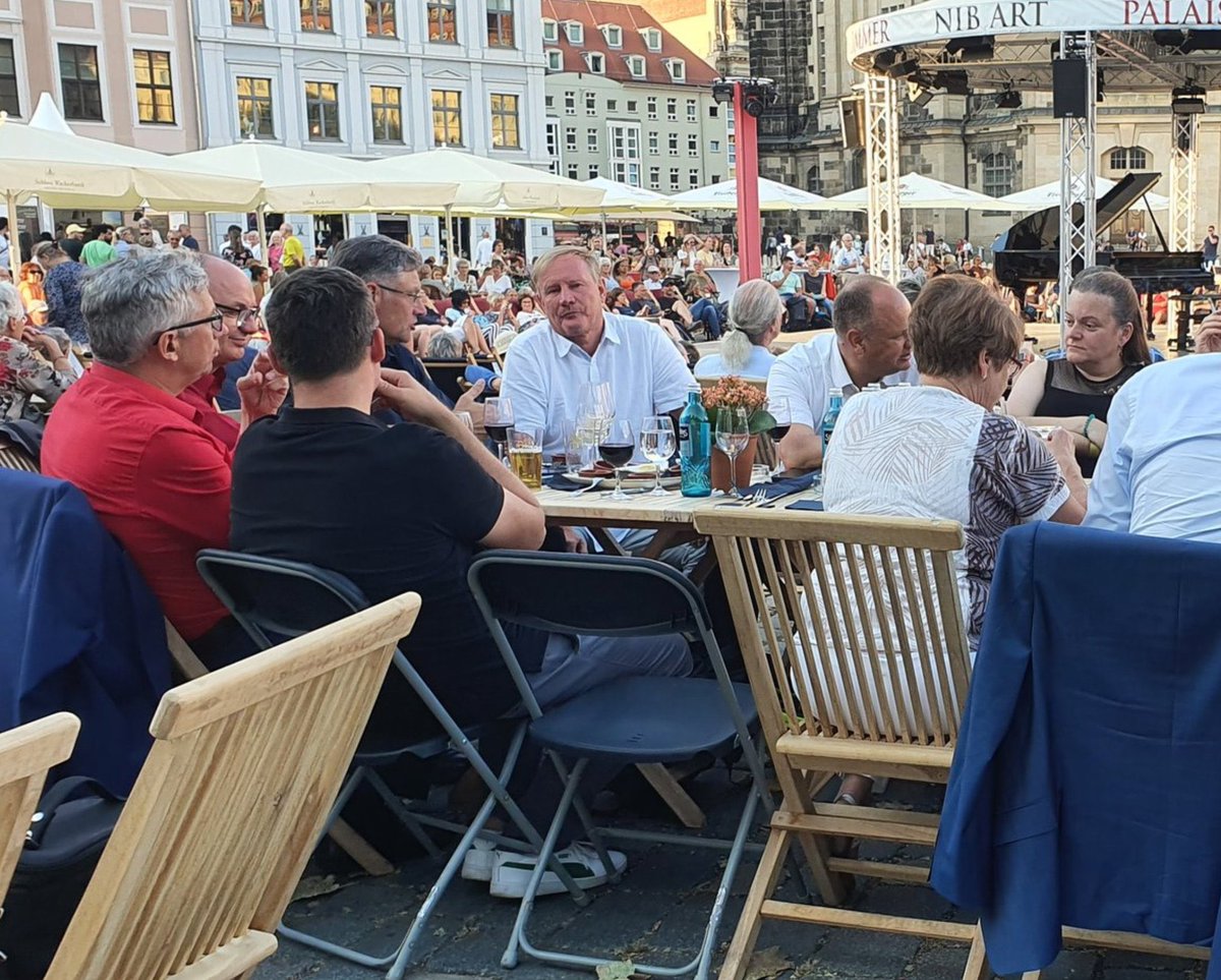 AlbrechtPallas's tweet photo. Nach der #Hilbert - Chaosnummer im #staddrat geht er erstmal locker mit #noAfD-Nazis ein Bier trinken. Das lässt schon tief blicken. Wird hier einer Übernahme der Verwaltung von rechts der Boden bereitet? #BMWahl #Dresden https://t.co/gockX8ShLW