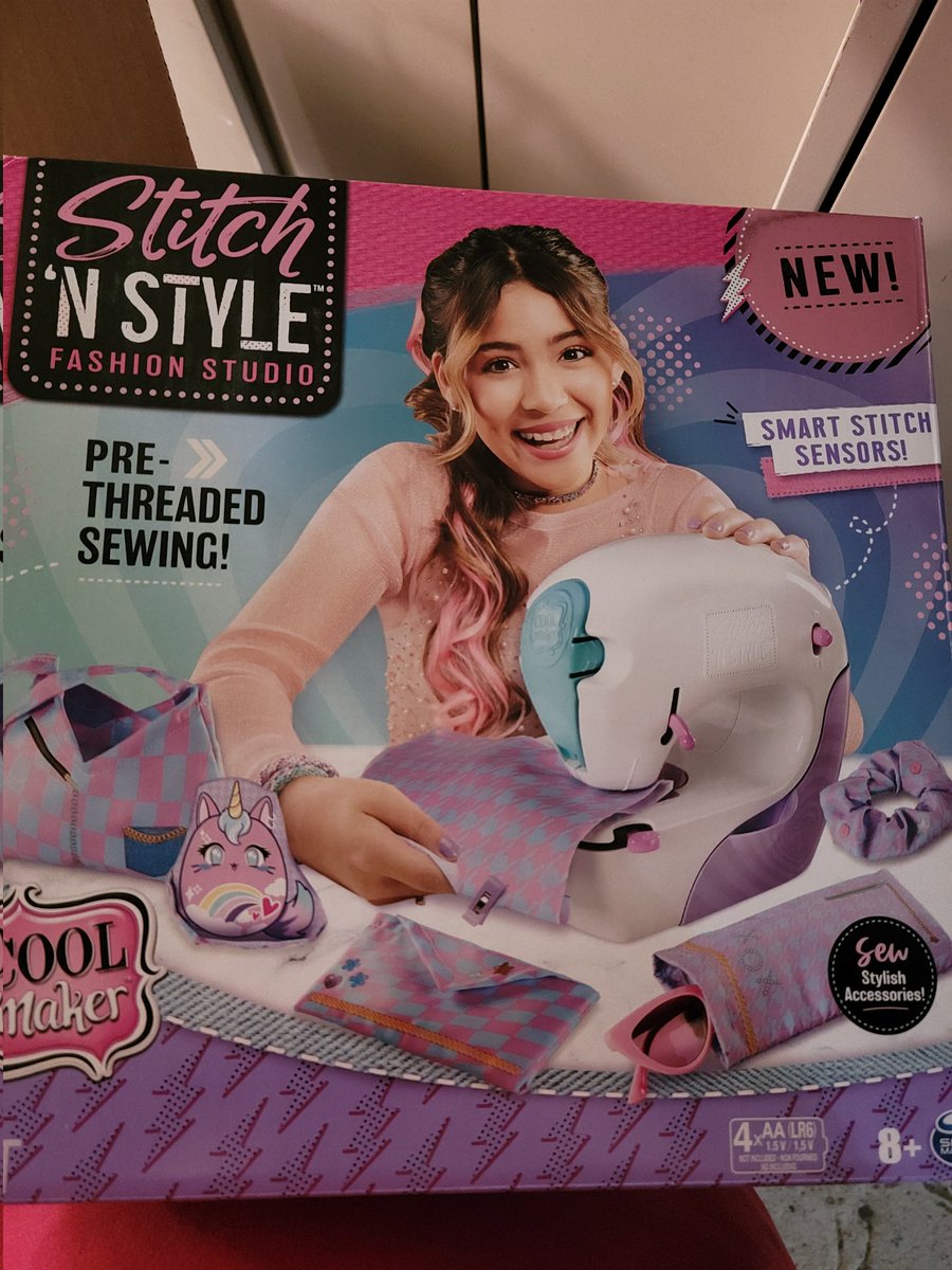 dmlong9's tweet photo. We had a blast doing this Tryazon Cool Maker party. We had so much fun playing with these creative tools. Thanks @Tryazon @SpinMaster #coolmaker #fashionstudio #kumikreator #sewing #bracletsandnecklaces #creative #fun #learning https://t.co/6d3evRkRYH
