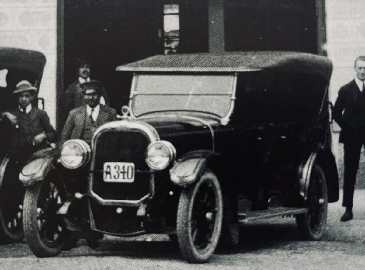 ProyectoTuja's tweet photo. Exposición de los “últimos modelos” de vehículos en La Paz, en 1928. 
El primer automóvil llegó a Bolivia en 1903, importado por Arturo Posnansky. 

Foto: “Historia de Bolivia”. https://t.co/ANHLbHkAGg