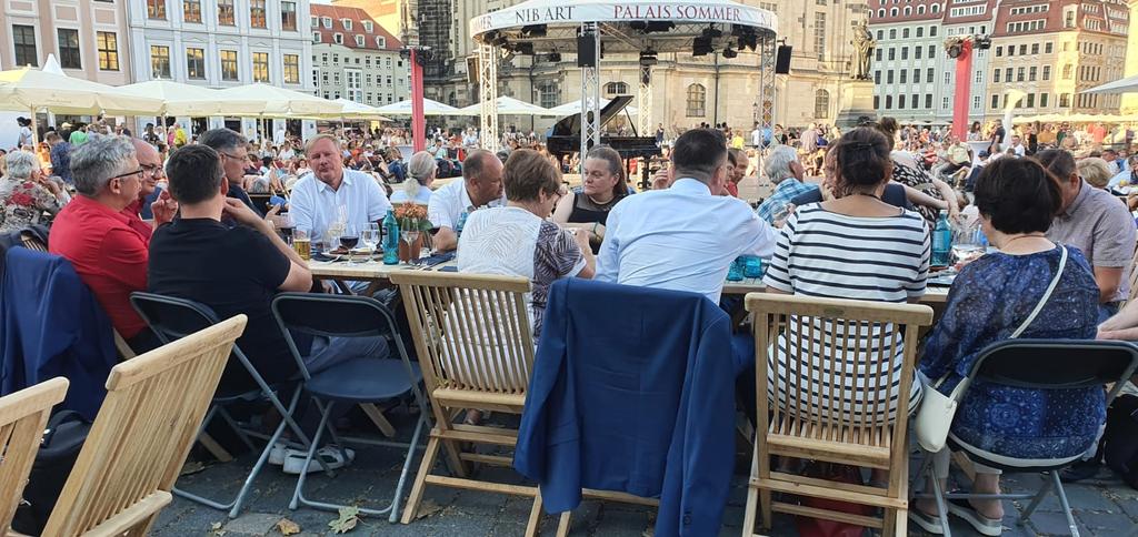 StefanEngel's tweet photo. In Dresden brechen jetzt alle Dämme: OB Dirk Hilbert (FDP) und Teile der FDP-Fraktion in vertrauter Runde mit der halben AfD-Fraktion und weiteren Rechtsaußen. Jetzt wird klar, mit welcher Mehrheit Hilbert in Zukunft arbeiten will!

#staDDrat https://t.co/xBt9no6WKr