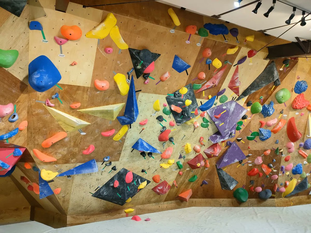 FreeclimberH's tweet photo. 7/19-20、長野県飯田市にある【Bouldering Gym Dumbo】にてセット。

自然豊かな場所にあるジムDumbo。
レストがてらテラスに出るのがまた気持ちよかった！

課題もびっしり初段まで入ってます。
セッターに女性が入っているというのも今回のオススメの一つ。

是非登りに行ってみてください〜！ https://t.co/5VjdSvz0mU