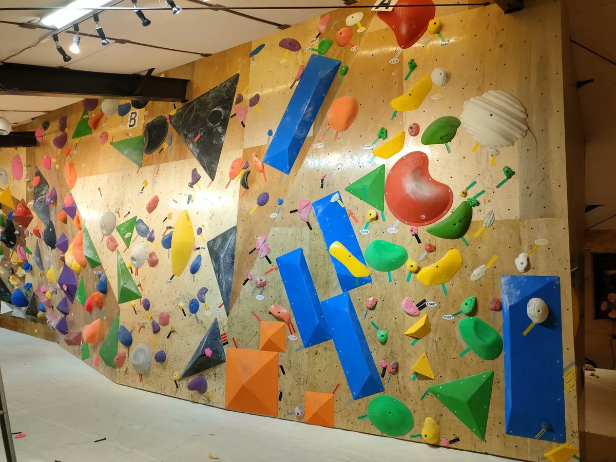 FreeclimberH's tweet photo. 7/19-20、長野県飯田市にある【Bouldering Gym Dumbo】にてセット。

自然豊かな場所にあるジムDumbo。
レストがてらテラスに出るのがまた気持ちよかった！

課題もびっしり初段まで入ってます。
セッターに女性が入っているというのも今回のオススメの一つ。

是非登りに行ってみてください〜！ https://t.co/5VjdSvz0mU