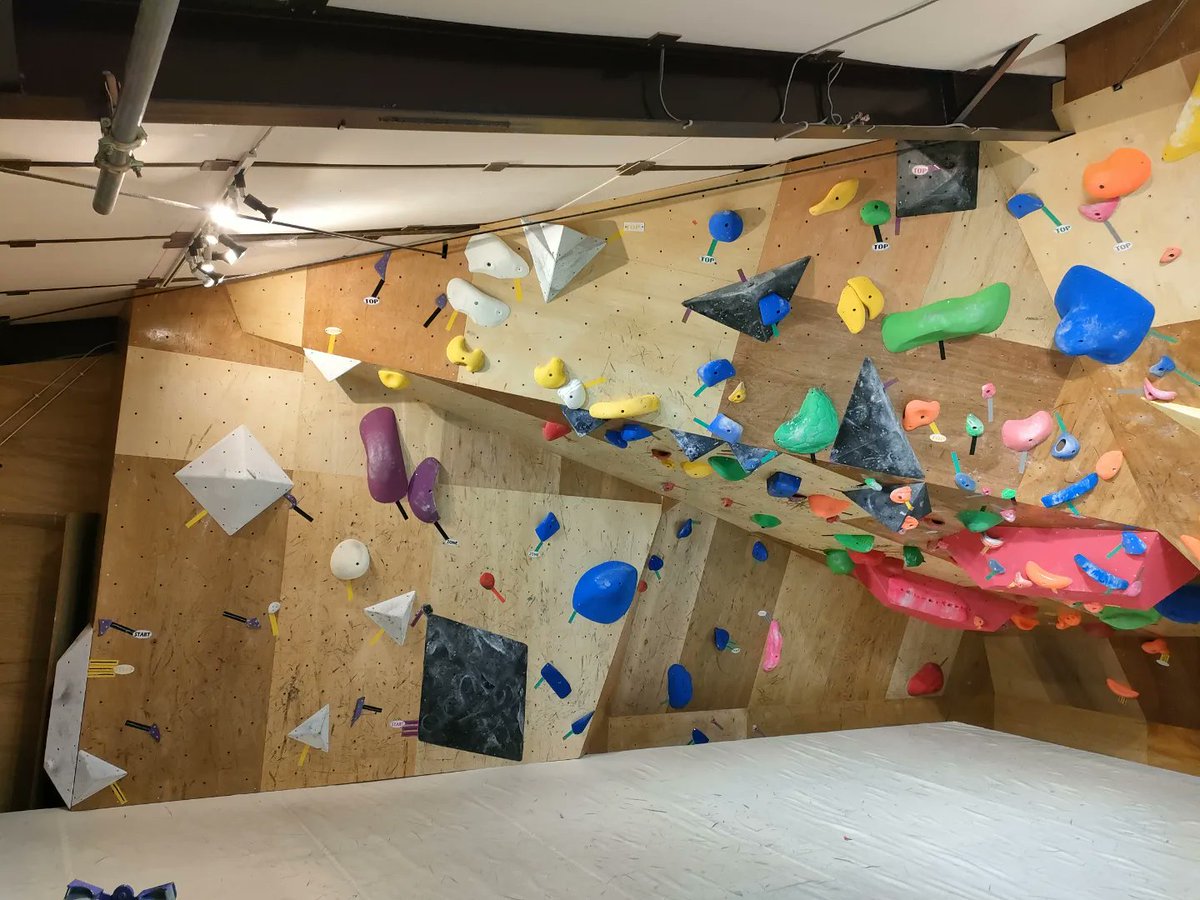 FreeclimberH's tweet photo. 7/19-20、長野県飯田市にある【Bouldering Gym Dumbo】にてセット。

自然豊かな場所にあるジムDumbo。
レストがてらテラスに出るのがまた気持ちよかった！

課題もびっしり初段まで入ってます。
セッターに女性が入っているというのも今回のオススメの一つ。

是非登りに行ってみてください〜！ https://t.co/5VjdSvz0mU