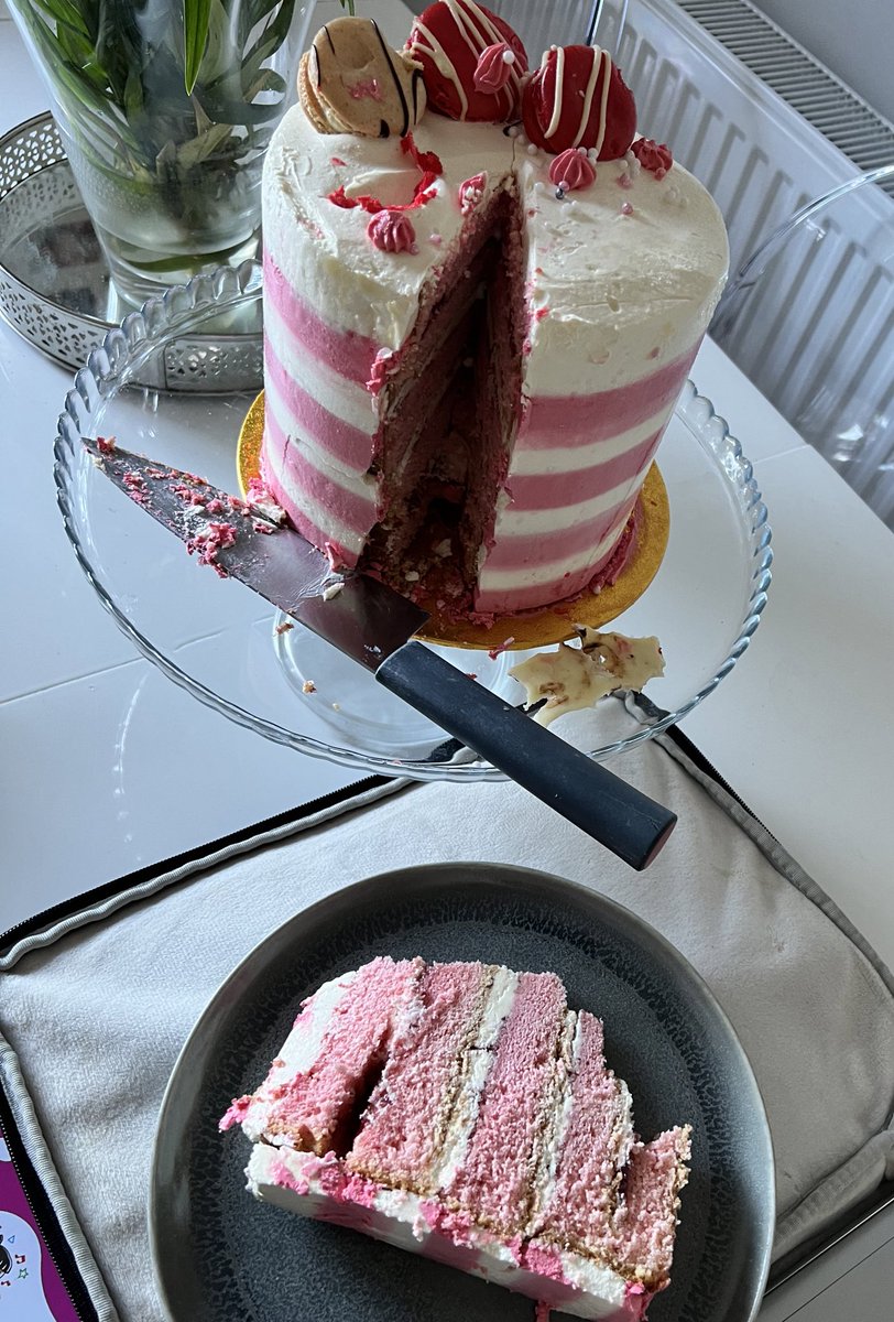 CaliforniaFrizz's tweet image. Currently in Cake Heaven 👌🏾🍰🥰 @valeriecafe 😋

#ThanksThen #ILoveCake