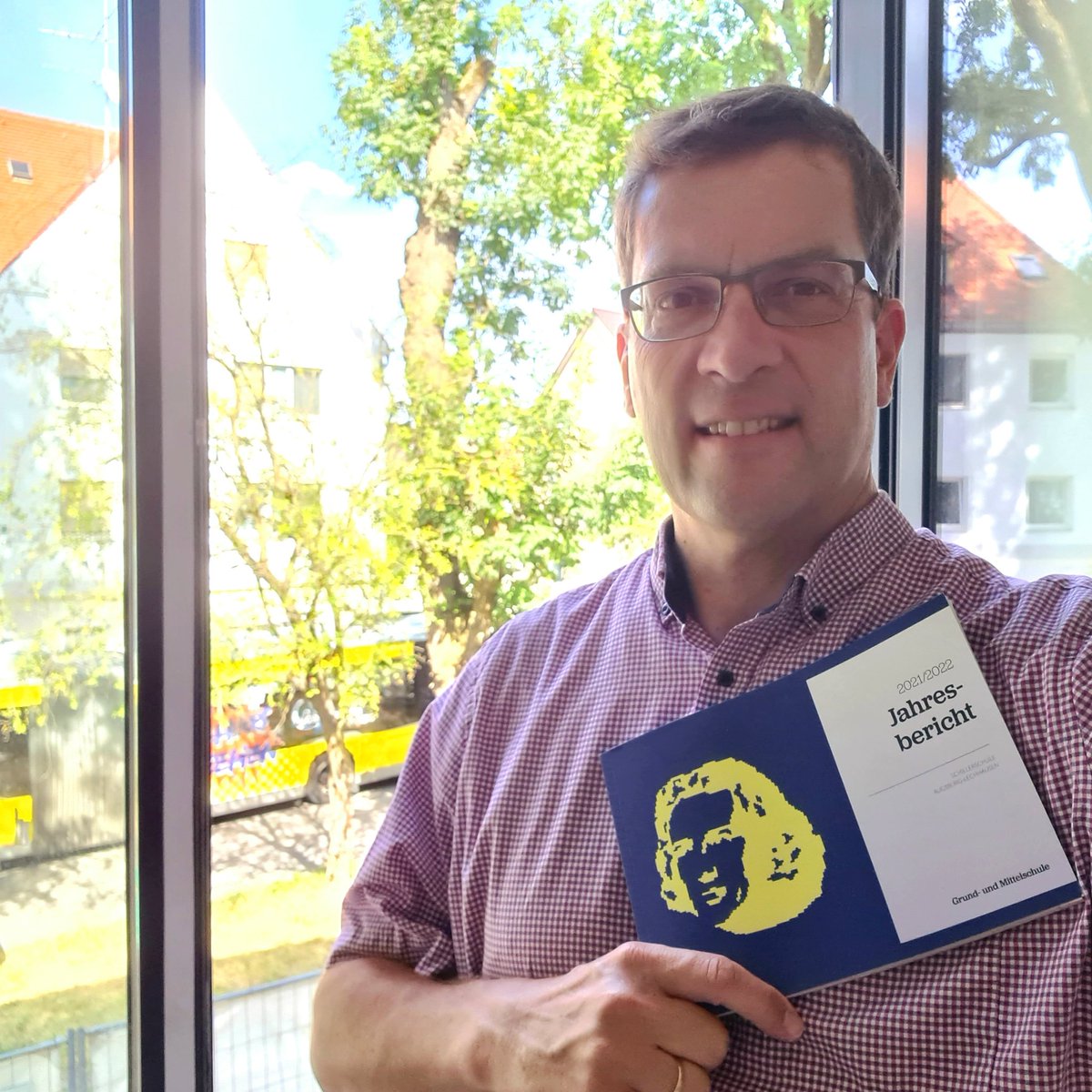 BZitzelsberger's tweet photo. 124 #Millionen: So viel Geld wird in den nächsten Jahren in die Kapellen-Mittelschule, die Schillerschule und die FOS/BOS/RWS investiert. Auf meiner Schulbaustellen-Tour habe ich mich als #Stadtrat und Mitglied im #Bildungsausschuss vor Ort informiert.
Gut investiertes #Geld!💰 https://t.co/p0PSpX1gaT