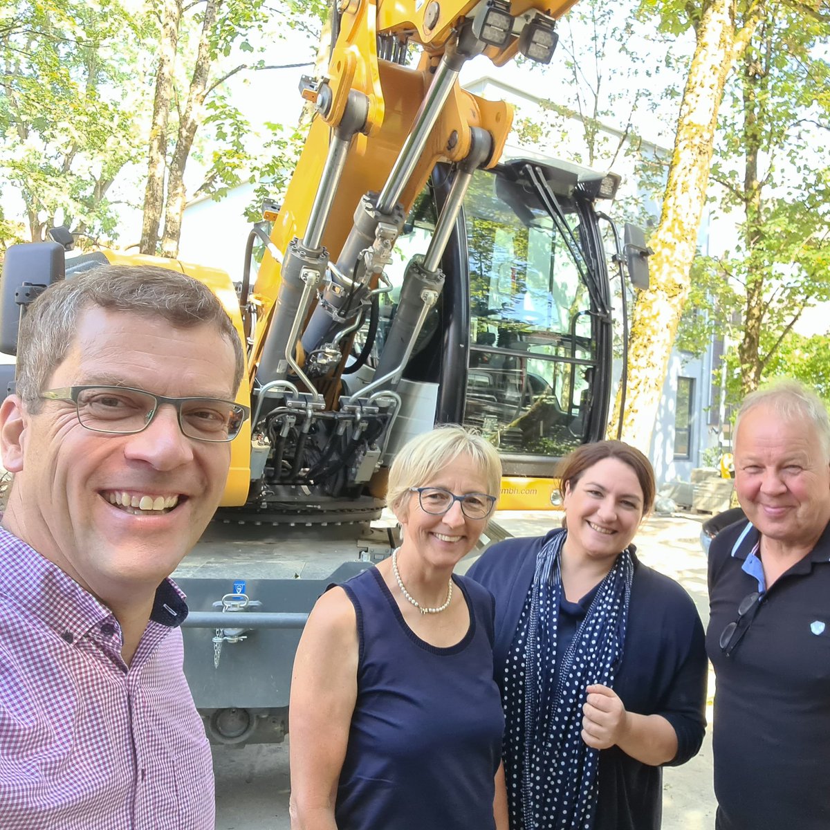 BZitzelsberger's tweet photo. 124 #Millionen: So viel Geld wird in den nächsten Jahren in die Kapellen-Mittelschule, die Schillerschule und die FOS/BOS/RWS investiert. Auf meiner Schulbaustellen-Tour habe ich mich als #Stadtrat und Mitglied im #Bildungsausschuss vor Ort informiert.
Gut investiertes #Geld!💰 https://t.co/p0PSpX1gaT