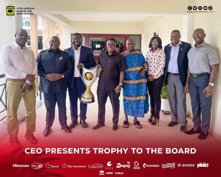 The Kotoko Board called Nana Yaw Amponsah on phone and he ignored them. Is this not the board members smiling with Nana Yaw Amponsah here 

Why all these lies from the media to destroy Kotoko