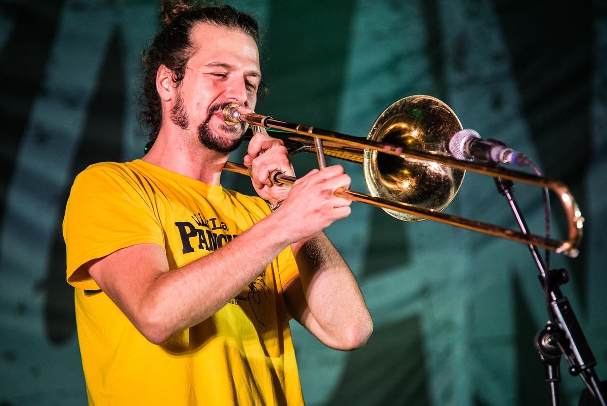 Hatortxurock's tweet photo. #HTX26 📸 Argazki bilduma
🎶 @BadalonianSound ft Harny Roots
.
.
.
#hatortxu #badalonianssound #harnyroots #auzolana #elkartasuna #hatortxurock #musikajaialdia #jaialdia #denaketxera #zeruahelmuga #etxera https://t.co/3gogOfdVIJ