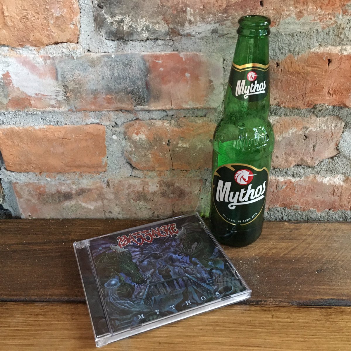 De două ori Mythos (Μύθος), berea și discul compact.
Mituri spulberate.