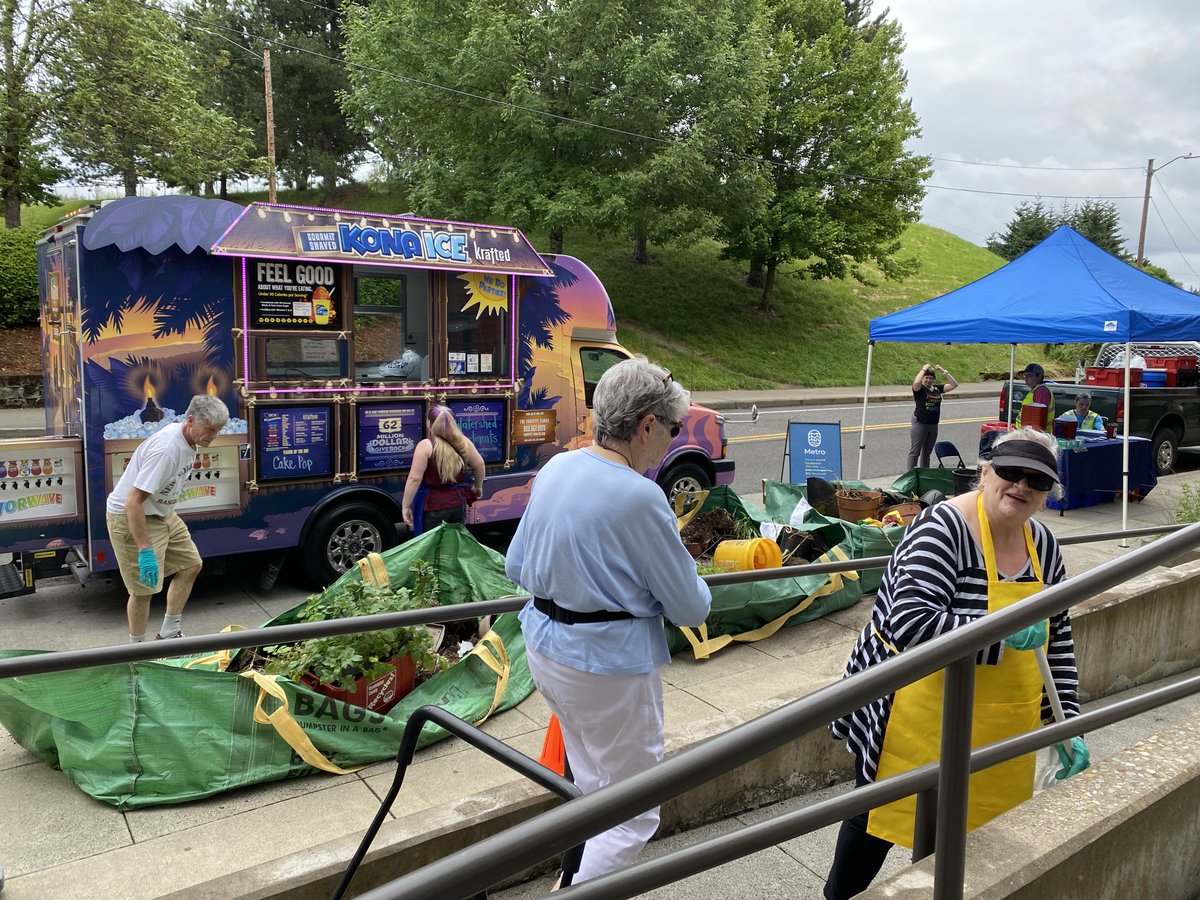 cpahoregon's tweet photo. #CPAH #Community #CleanUp Days! A big #thankyou to @oregonmetro for the Regional Refresh Funds that made this event possible! Thx to @habitatportland @CityofBeaverton @PortlandGov @WashcoOregon @MasterRecycler & Kona Ice, too!
#cpahoregon #AffordableHousing #residentservices https://t.co/9h8ZPOvNi9