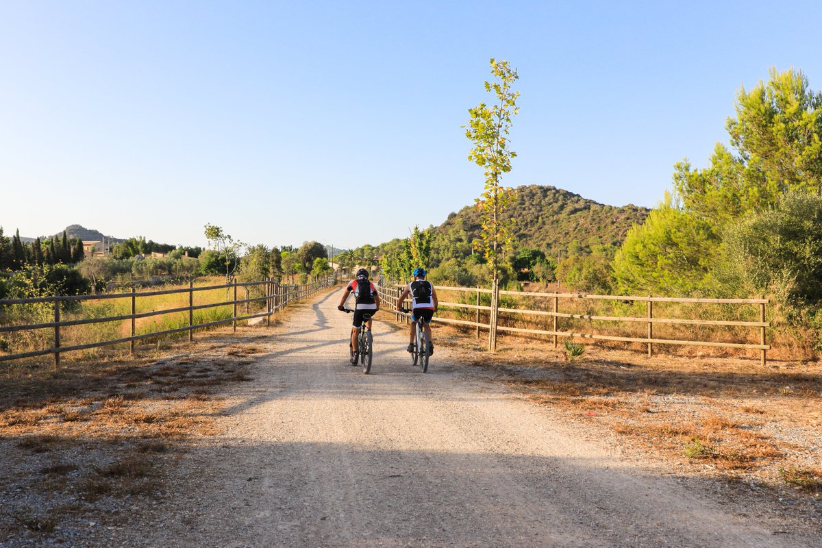 TurismeBalears's tweet photo. 💚 Estamos encantados de que recorráis todos los rincones de nuestras islas,🙏 pero por favor, respeta el entorno y no lo modifiques.🚶‍♂️ Utiliza los caminos ya establecidos😍 y disfruta de las Illes Balears. https://t.co/5w2iHws3OJ