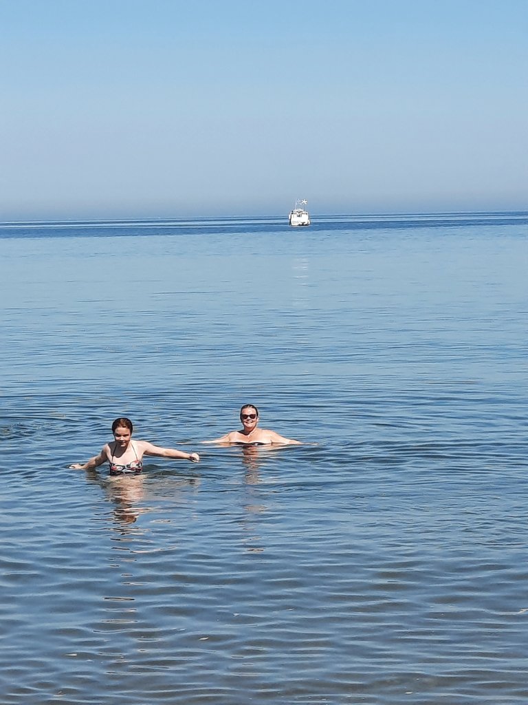 MixyIntern's tweet photo. Refreshing swim in the sea. 🏖🌊🏊🏻‍♂️

#HolyNativityCamp22 https://t.co/vijADQdnFA