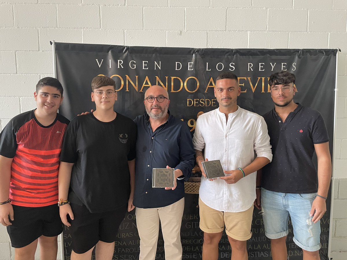 AgrupacionVR's tweet photo. Los compañeros de @AM_VSALVD nos han traído su trabajo discográfico como regalo.🖤

#PuertasAbiertasVr https://t.co/NkJIyu1eJa