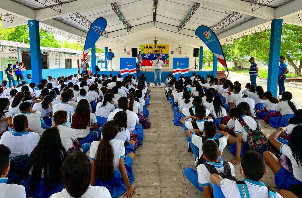 manueldiazcol's tweet photo. #Sabanagrande | ¿Sabes con quién hablan tus hijos por internet? El abuso sexual es una realidad y nuestros jóvenes deben reconocerlo para prevenirlo. Charla con los estudiantes de la I.E. Técnica Francisco Cartusciello. #CreamosConvivencia 🙂🇦🇹 https://t.co/FBdnDFAAd9