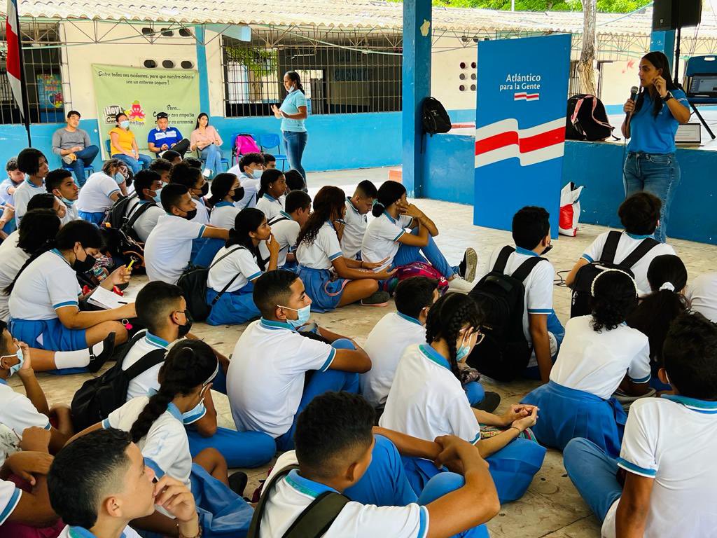 manueldiazcol's tweet photo. #Sabanagrande | ¿Sabes con quién hablan tus hijos por internet? El abuso sexual es una realidad y nuestros jóvenes deben reconocerlo para prevenirlo. Charla con los estudiantes de la I.E. Técnica Francisco Cartusciello. #CreamosConvivencia 🙂🇦🇹 https://t.co/FBdnDFAAd9