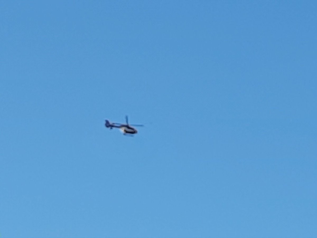 AnkeHulsbosch's tweet photo. Politiehelikopter hing even stil boven onze wijk. https://t.co/r3LixK93c6