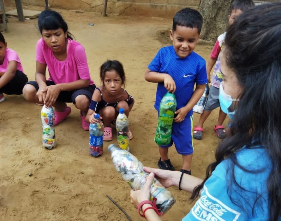 SoyArepita's tweet photo. En la #Arepita de hoy, @navamariela del portal @CronicaUno nos cuenta cómo los #ecobloques —un material sustentable y más amable y termoaislante en zonas muy calurosas— son usados para reforzar escuelas en #Maracaibo ♻️ #11Ago 🫓 https://t.co/zJiR4mZYzJ https://t.co/Bo37X8Jj1s
