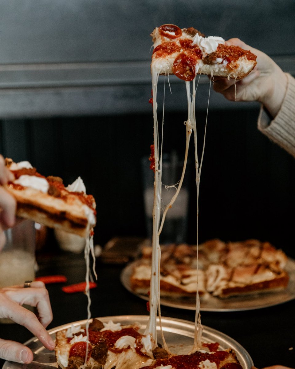 Via313Pizza's tweet photo. Stop scrolling! Cheese pull appreciation post 🍕🧀🍕🧀
#via313 #detroitstylepizza #detroitpizza #squarepizza https://t.co/3SRbGu2KLU