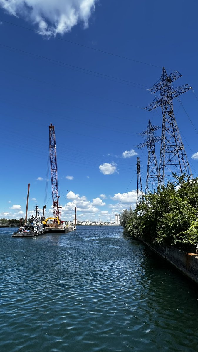 doktordeathray's tweet photo. #DarkTO Power outage cause in Toronto today, crane on a barge took out 4 power lines by the Old Hearn Powerststion. https://t.co/4V3mcXz7lQ