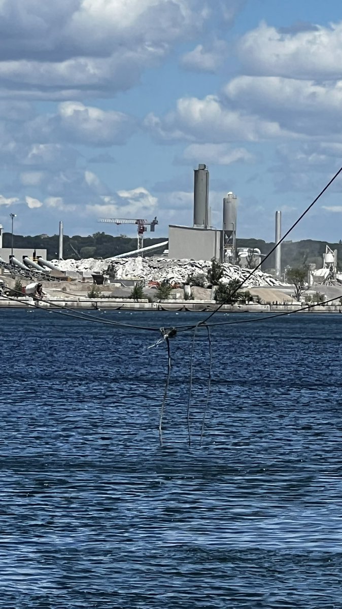 doktordeathray's tweet photo. #DarkTO Power outage cause in Toronto today, crane on a barge took out 4 power lines by the Old Hearn Powerststion. https://t.co/4V3mcXz7lQ