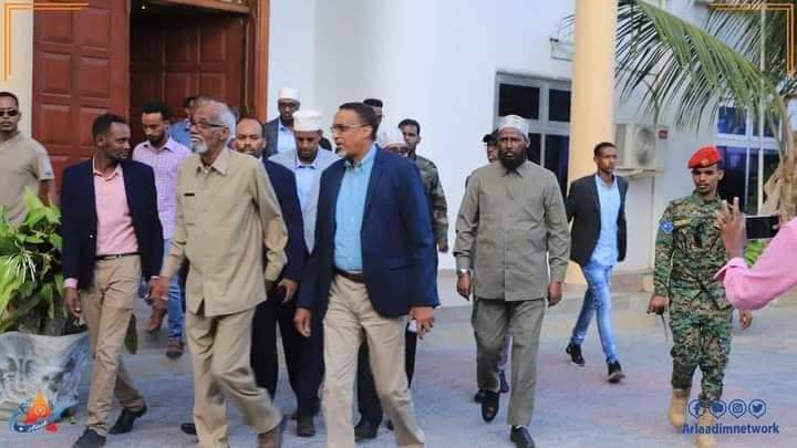 _IlyasAli's tweet photo. When people come together, they can even mend a crack in the sky.

Hogaamiyihii kala saari waayay QARANKA IYO QOYSKIISA, EEX, CADAALAD DARO iyo CABURIN wakhtiga kaga dhamaaday ayay geerida Siyaasadeed dhibaysaa.

#Wadaadkii yimid wakhtigii dhamaayoo wuu dhaqaaqi doonaa. I.A https://t.co/aepPXBZz4t