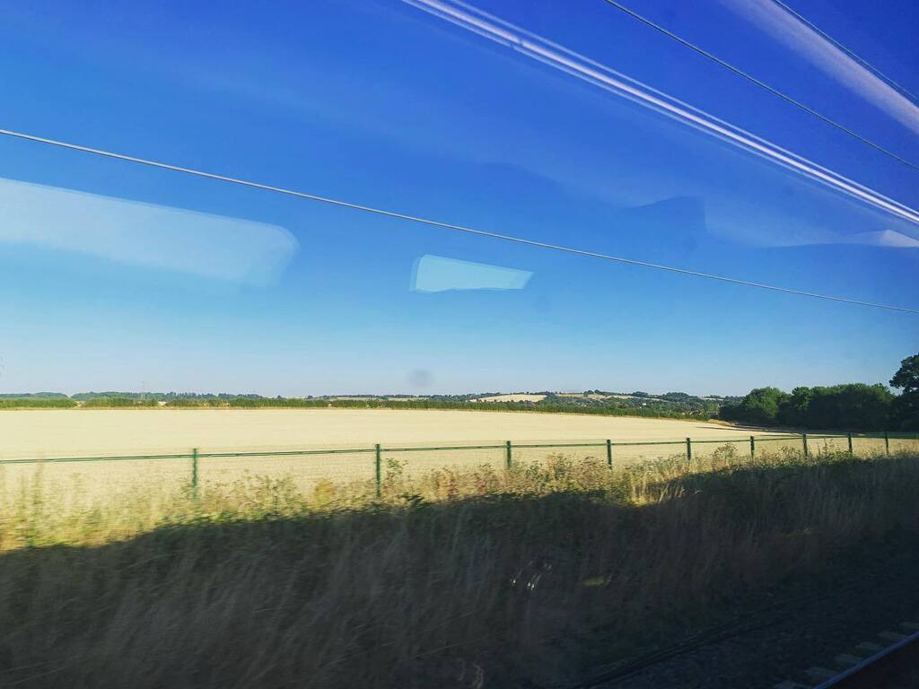 Raksha_Digs's tweet photo. Ambling past the parched rolling farmlands of Grantham… #presenterslife #shootday🎥 #newseries https://t.co/tVWTw6Lwlp https://t.co/B13FSedytj