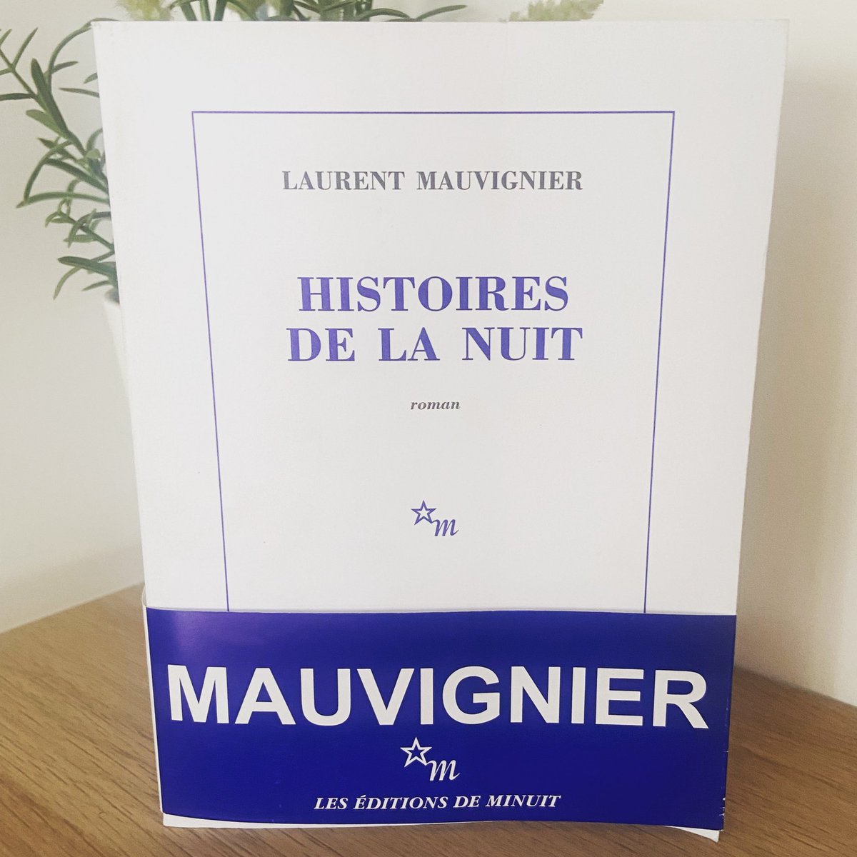 QitabT's tweet photo. 📖Roman  [Histoires de la nuit] de Laurent Mauvigner 
Il ne reste presque plus rien à La Bassée : un bourg, quelques hameaux, quelques villageois. Mais alors que ceux ci préparent une fête, des inconnus rôdent autour du hameau. 

👉🏼 https://t.co/0HguwDDzkB https://t.co/cZYUR3aOTF