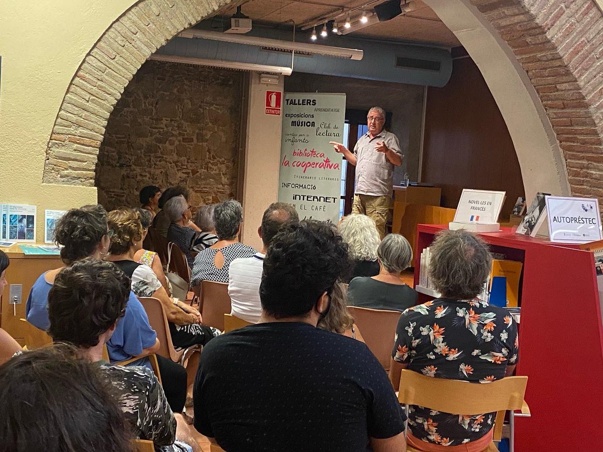 bibliomalgrat's tweet photo. La planta baixa de la biblioteca és ben plena d’espectadors, que han vingut a escoltar “Ruralia”, d’Albert Estengre!
#StRoc #FestivalMultipolar #BibliosMaresme #BibliotequesXBM https://t.co/rd78IrHuc6