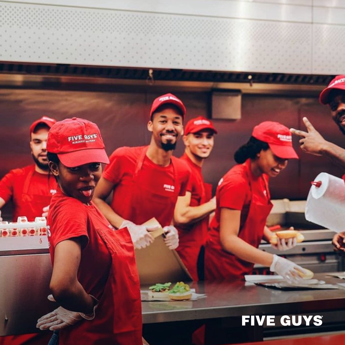 If you're looking for a new career, check out JoinFiveGuys.com to find the open positions near you! (📸: fotoromano | Instagram) 

 Si vous êtes à la recherche d'une nouvelle carrière, consultez JoinFiveGuys.com pour trouver les postes vacants près de chez vous!