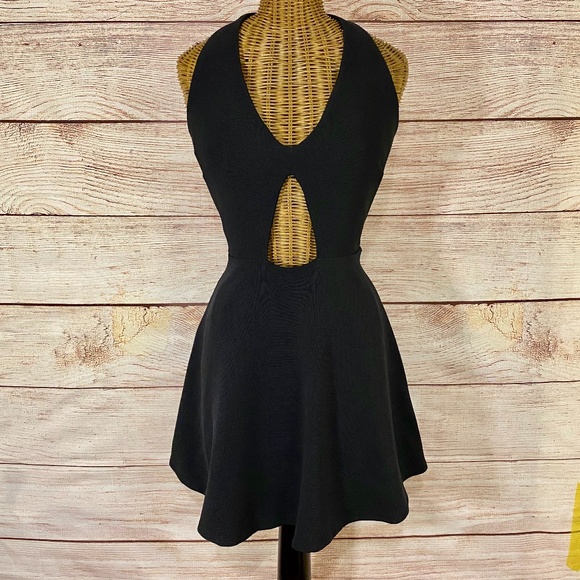 DonnaRinger3's tweet photo. So good I had to share! Check out all the items I'm loving on @Poshmarkapp #poshmark #fashion #style #shopmycloset #spenceralexis #bebe: https://t.co/CGA2HGj57i https://t.co/x3Ot0WnfwR