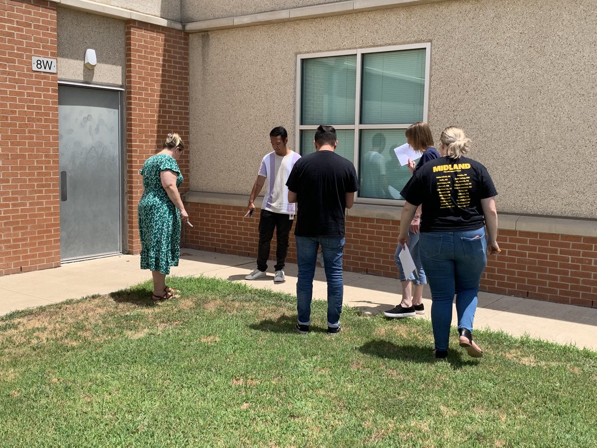 LISDElemScience's tweet photo. Why is the grass so green here? What typeof soil does it have? #operationpollination #1LISD https://t.co/6xCOksRNaQ