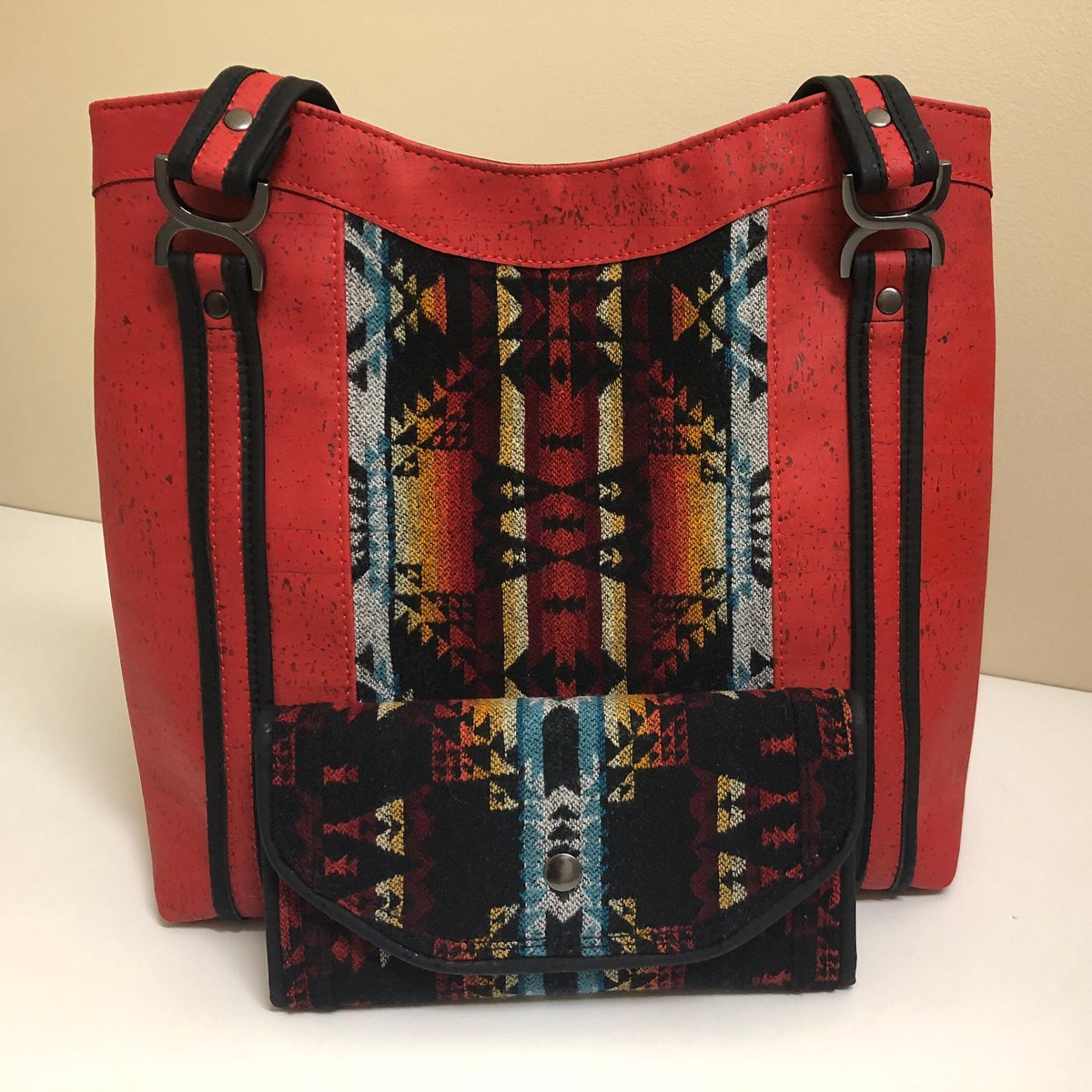 UrbanStitcher's tweet photo. New #UrbanStitcher Etsy shop!  Matching Pendleton wool fabric bag and wallet available separately.  A 10% discount applies when purchased together!  More details and pictures at: https://t.co/6ix4GY3lSy #handmadebags #Pendletonwoolbags #corkbags https://t.co/4nOwnpMaZq