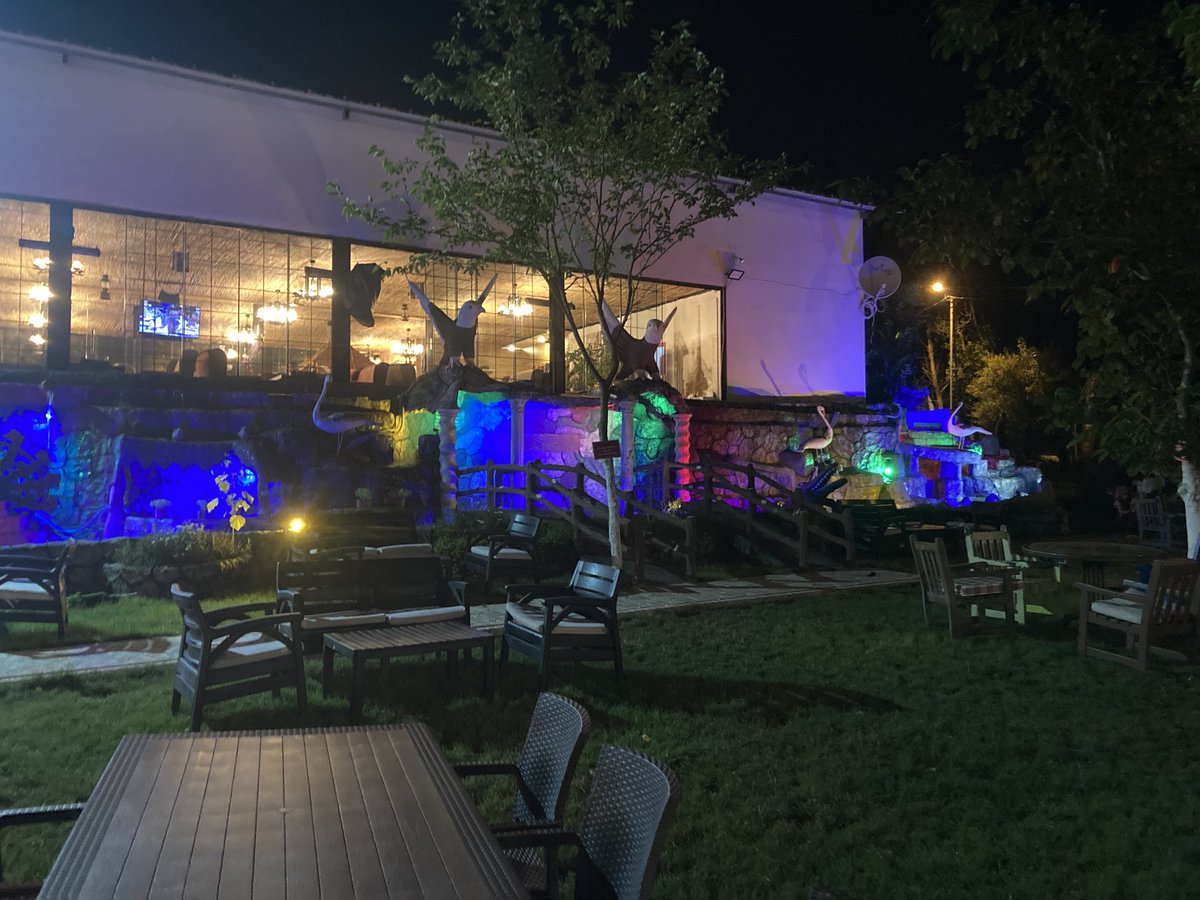 Restaurant is ook al uit duizend en één nacht. Let vooral ook op de twee adelaars (?) bovenop, met hun pyamaatjes al aan. En dat terwijl wij ons erop voorbereidden dat we vannacht in een maisveld op een halve komkommer zouden liggen knagen