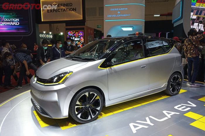 HezeriSamsuri's tweet photo. Daihatsu tayang Ayla (Axia) elektrik di Jakarta.
Ramai nak EV simple untuk guna setiap hari - range 250-350km, simple yet spacious interior, once a year service check up and priced around the current Myvi. 
Tak perlu gadget  gadget pelik buat mahal harga! https://t.co/QnahcgMysw