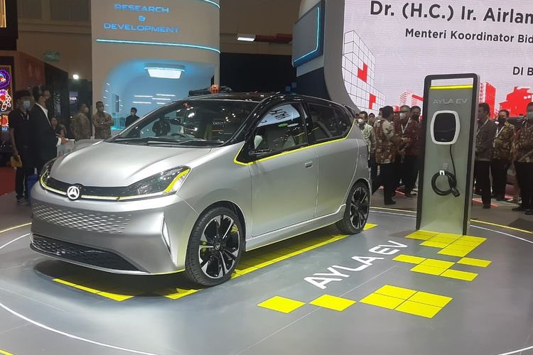 HezeriSamsuri's tweet photo. Daihatsu tayang Ayla (Axia) elektrik di Jakarta.
Ramai nak EV simple untuk guna setiap hari - range 250-350km, simple yet spacious interior, once a year service check up and priced around the current Myvi. 
Tak perlu gadget  gadget pelik buat mahal harga! https://t.co/QnahcgMysw