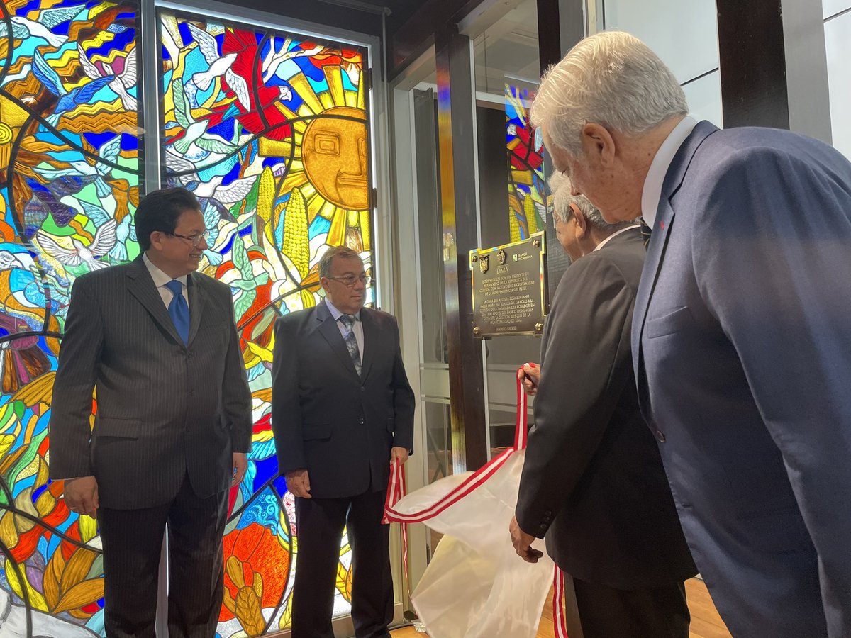 EmbajadaEcuPER's tweet photo. Ceremonia de entrega de vitrales de autoría del artista ecuatoriano Pablo Mora, a la Pinacoteca Municipal Ignacio Merino, con ocasión del Bicentenario de la Independencia del Perú, gracias a la iniciativa de esta Embajada con el gentil auspicio de Banco Pichincha. 🇪🇨🤝🇵🇪 https://t.co/6xv7OWoFeu