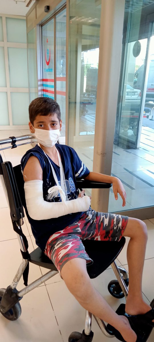 AAeytsydd's tweet photo. Sayın sağlık Bakanım Adana Balcalı Hastanesi tam bir aydır bu çocuğa bir türlü teşhis koyamadı aile maddi durumu iyi değil Zaten birkaç yıl önce bir evladını kaybetti ikinci bir evlat acısı daha yaşamasın
@drfahrettinkoca 
@ArpaciOrhan1940 
@AhmetDonmez_18 
@Fuattalan6 https://t.co/5TqBeZZHuh