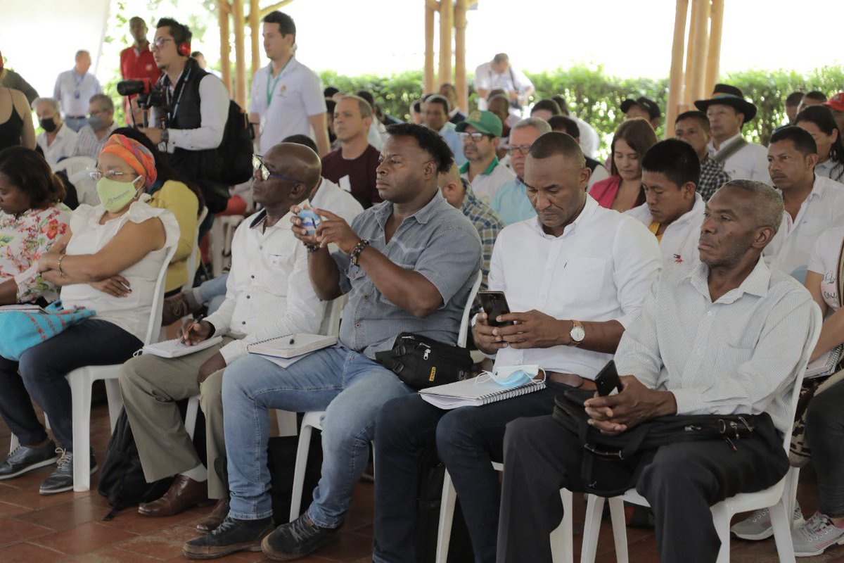 alfonsoprada's tweet photo. Desde 1a hora estamos en diálogo social en el Norte del Cauca, Santander de Quilichao, con @FranciaMarquezM y @CeciliaLopezM @LarrahondoElias con voceros de comunidades indígenas, negras, campesinas y empresarios. El diálogo es la única vía para superar los conflictos y avanzar https://t.co/9KxWmsyH2R