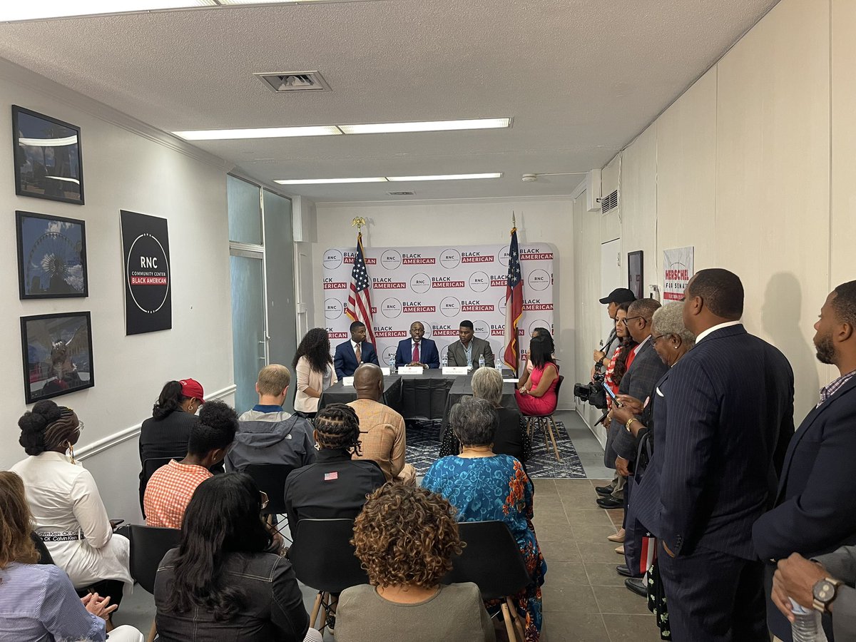 GDouglasiii's tweet photo. We are grateful to @HerschelWalker, @PARISDENNARD, @jalenjjohnson and our amazing Black business leaders for joining us today in College Park and having a powerful discussion over how the Biden-Warnock economy is impacting them. #gapol #GeorgiaOnTheLine #LeadRight https://t.co/p4X2MPsPeT